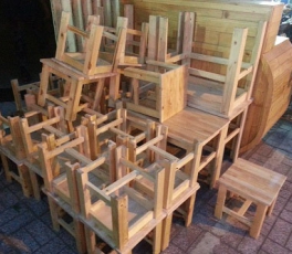 Bàn ghế gỗ cũ